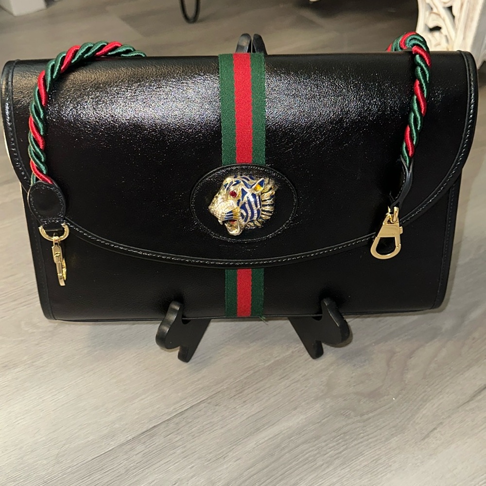 Beautiful Gucci purse double strap authentic super great condition.